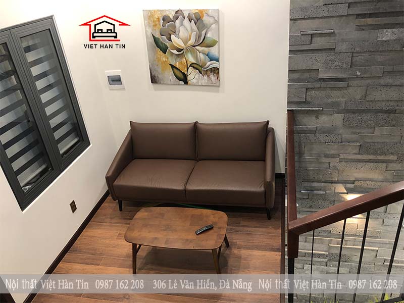 bàn trà và sofa ở cầu thang tầng 2