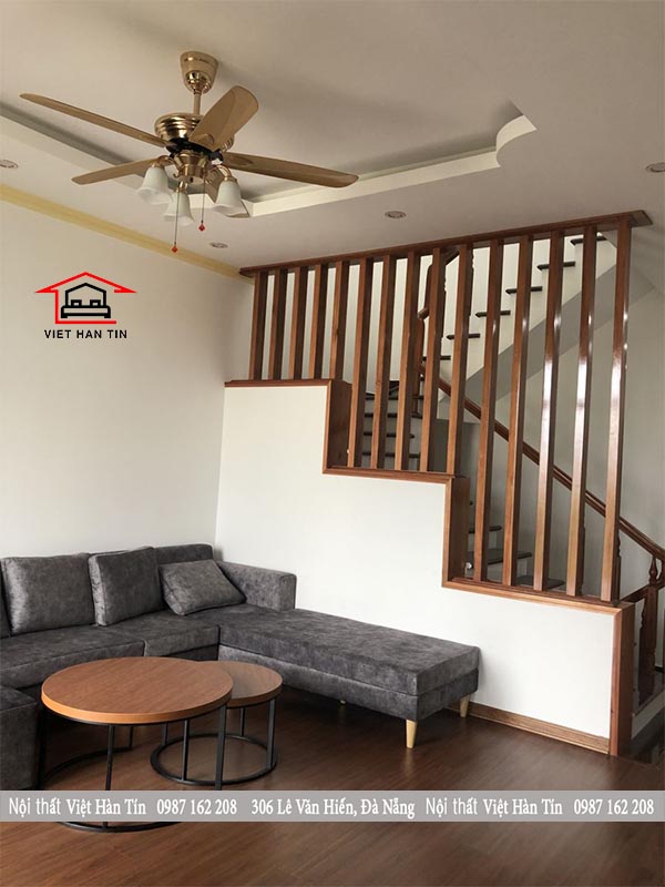 sofa và bàn tròn sofa, hệ lam trang trí cầu thang tầng 2