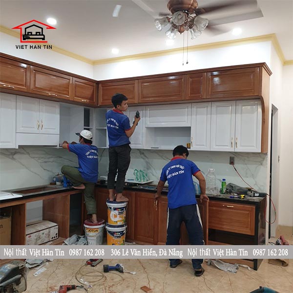 thi công tủ bếp gỗ tự nhiên