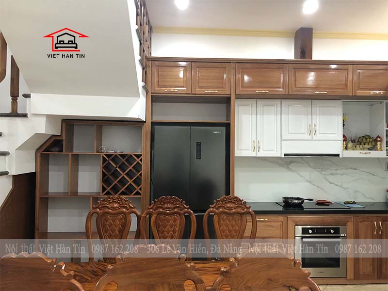 tủ bếp gỗ có tủ rượu và chỗ để tủ lạnh