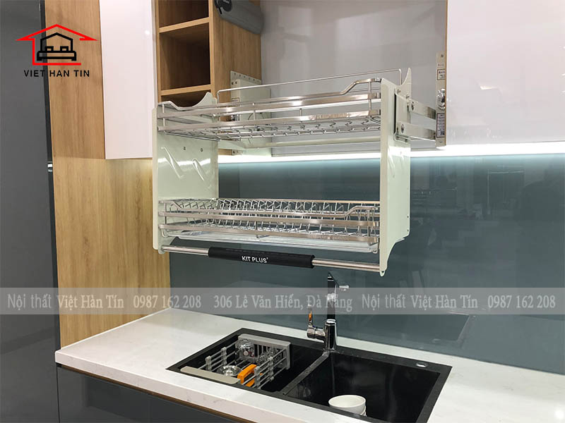 tủ bếp hiện đại có kệ nâng hạ chén bát inox